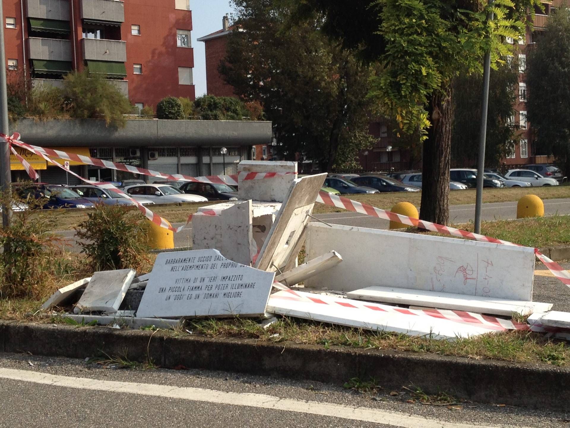 Cusano, in manovra nel parcheggio dei Carabinieri: distrutto monumento IMG 2237 scaled