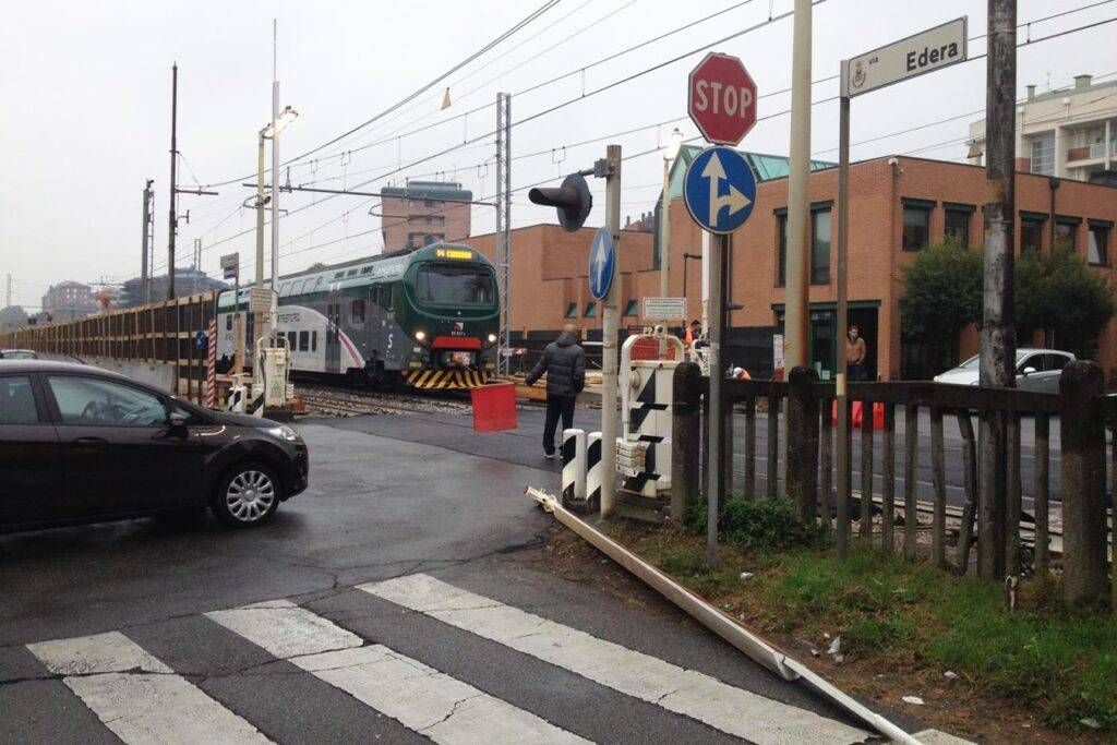 Treni rallentati a Paderno, abbattuta barriera del passaggio a livello paderno barriera 1024x683
