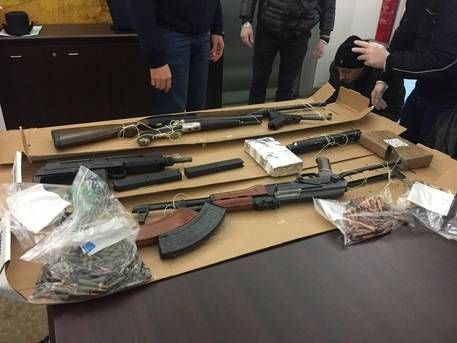 Cocaina e kalashnikov nascosti a Cusano, arrestati il ‘biondo’ e il ‘nero’ 4224b68b159c6ad8a8d699327b6c9030