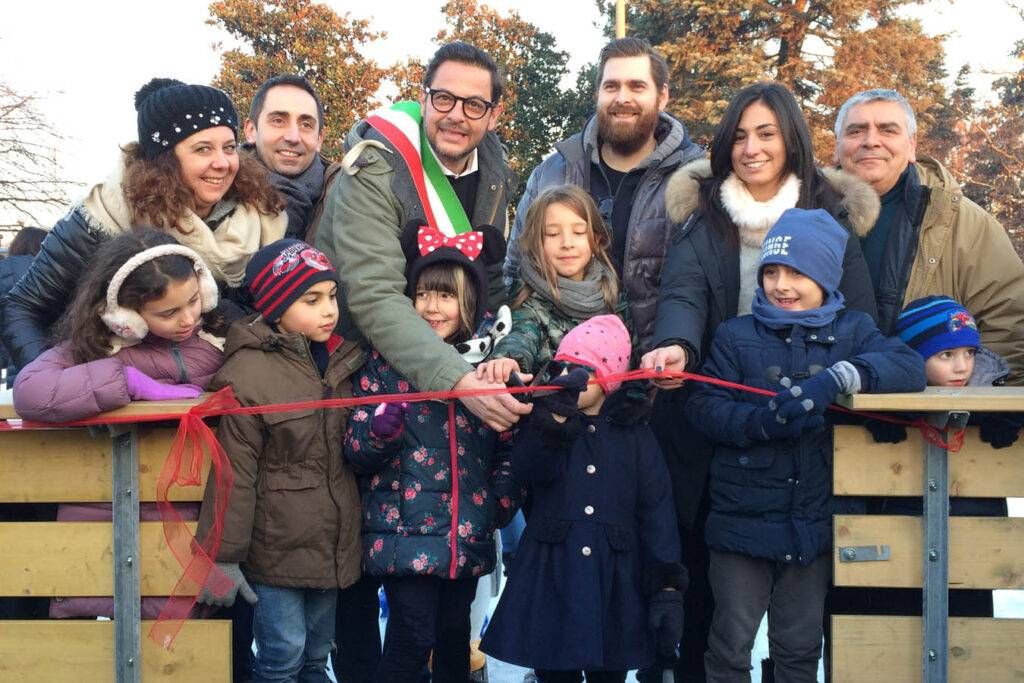 Paderno, inaugura il villaggio di Babbo Natale: pattinaggio su ghiaccio e mercatini pista 1 1024x683