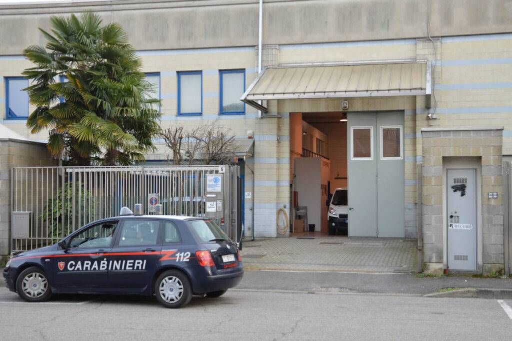 Col piede di porco fuori dall’officina, sorpresi e arrestati dai Carabinieri di Paderno carabinieri paderno 1024x683