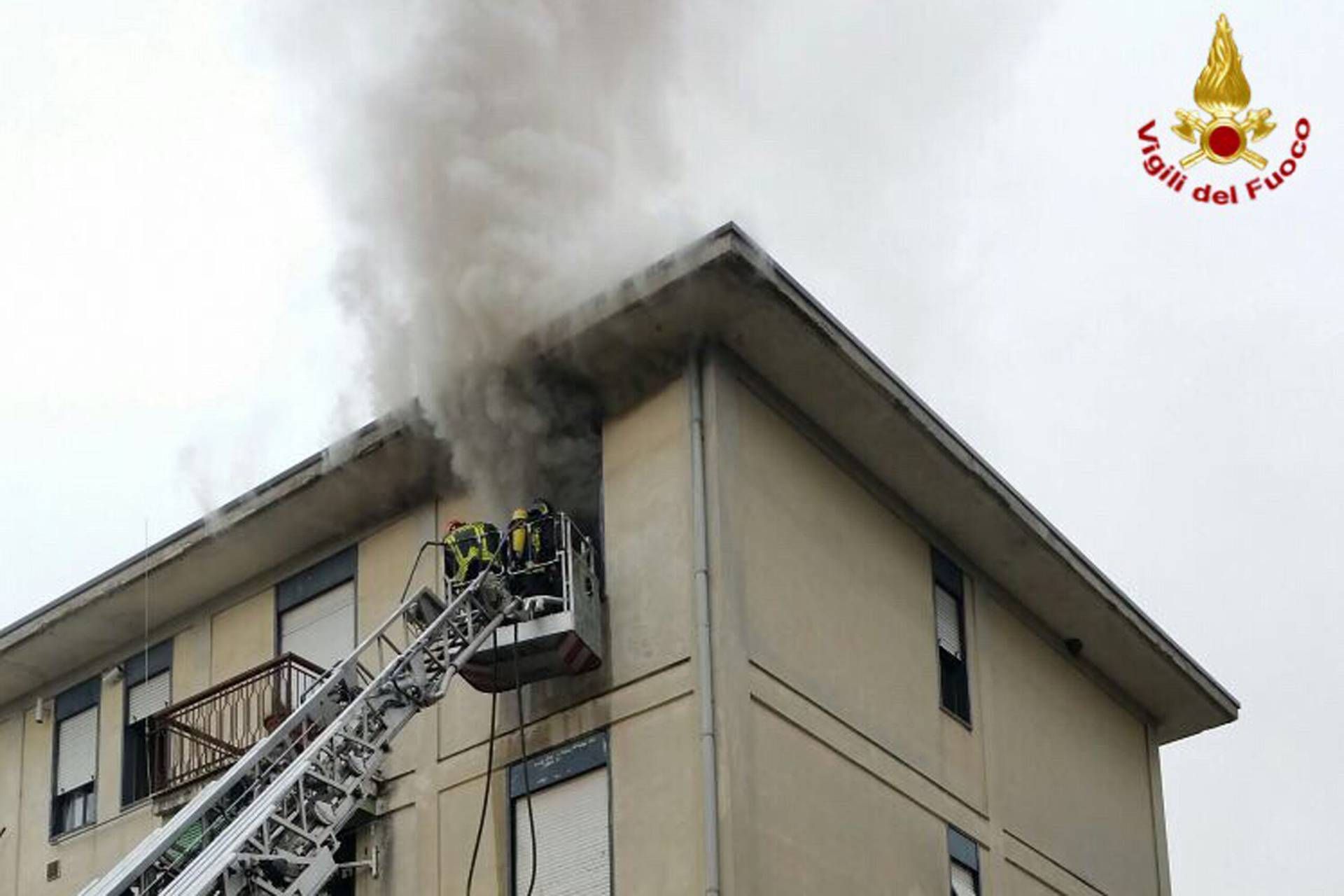 Saronno, fumo nero dalle finestre: fiamme in un appartamento final 5 scaled