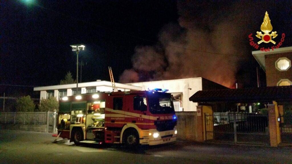 Caronno, rogo in azienda di integratori alimentari FOTO La nottata di emergenza sulla Varesina final 9 1024x576