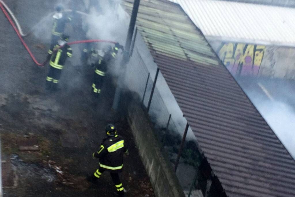 Incendio in una ditta di vernici a Paderno, lunga colonna di fumo dalla Milano-Meda incendio paderno 1024x683