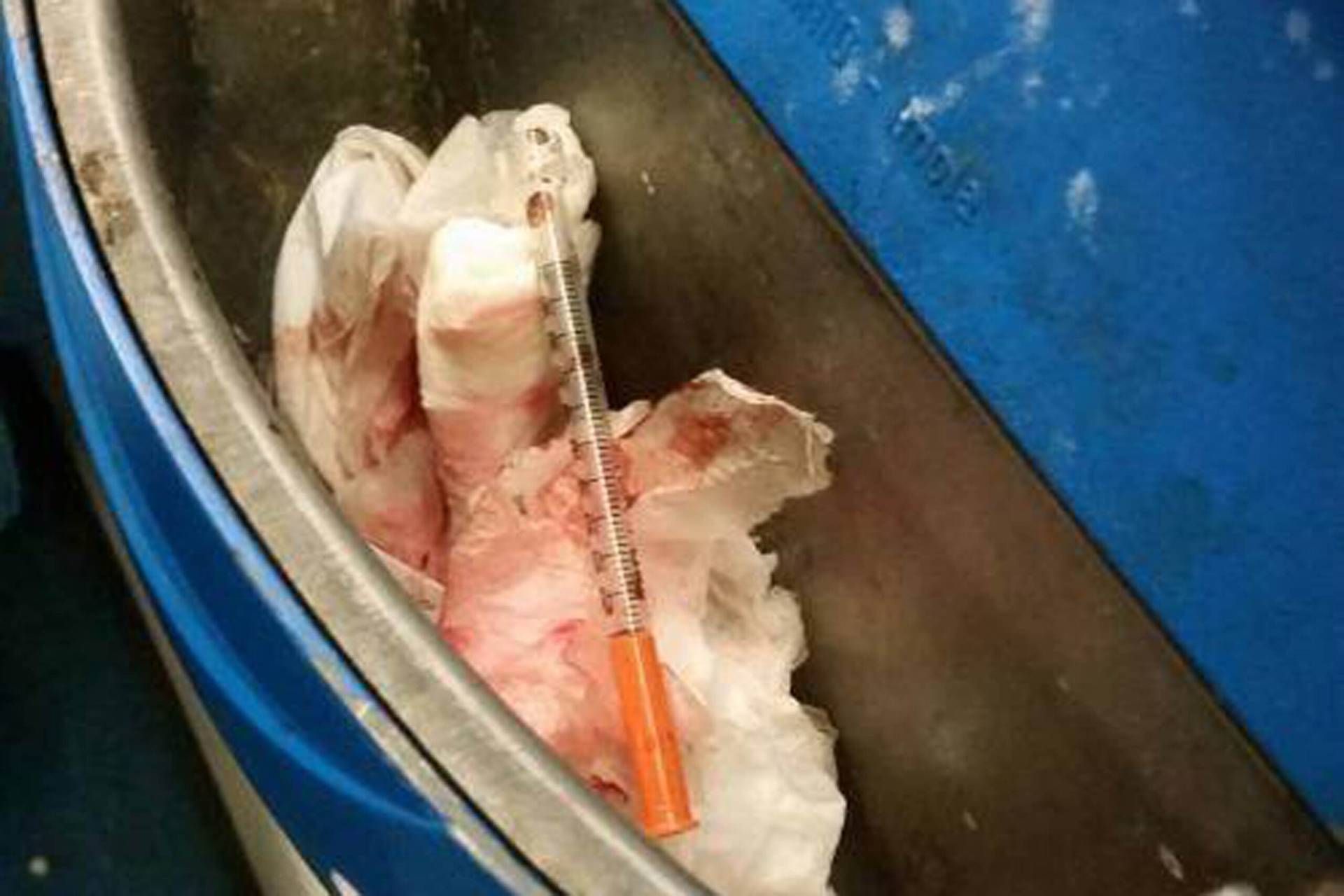 Siringa e fazzoletti sporchi di sangue, la paura viaggia tra Milano e Saronno siringa scaled