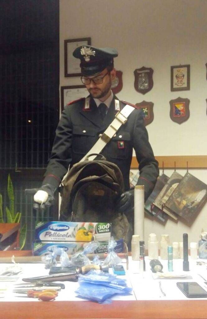 Rinvenimento droga e coltelli 665x1024