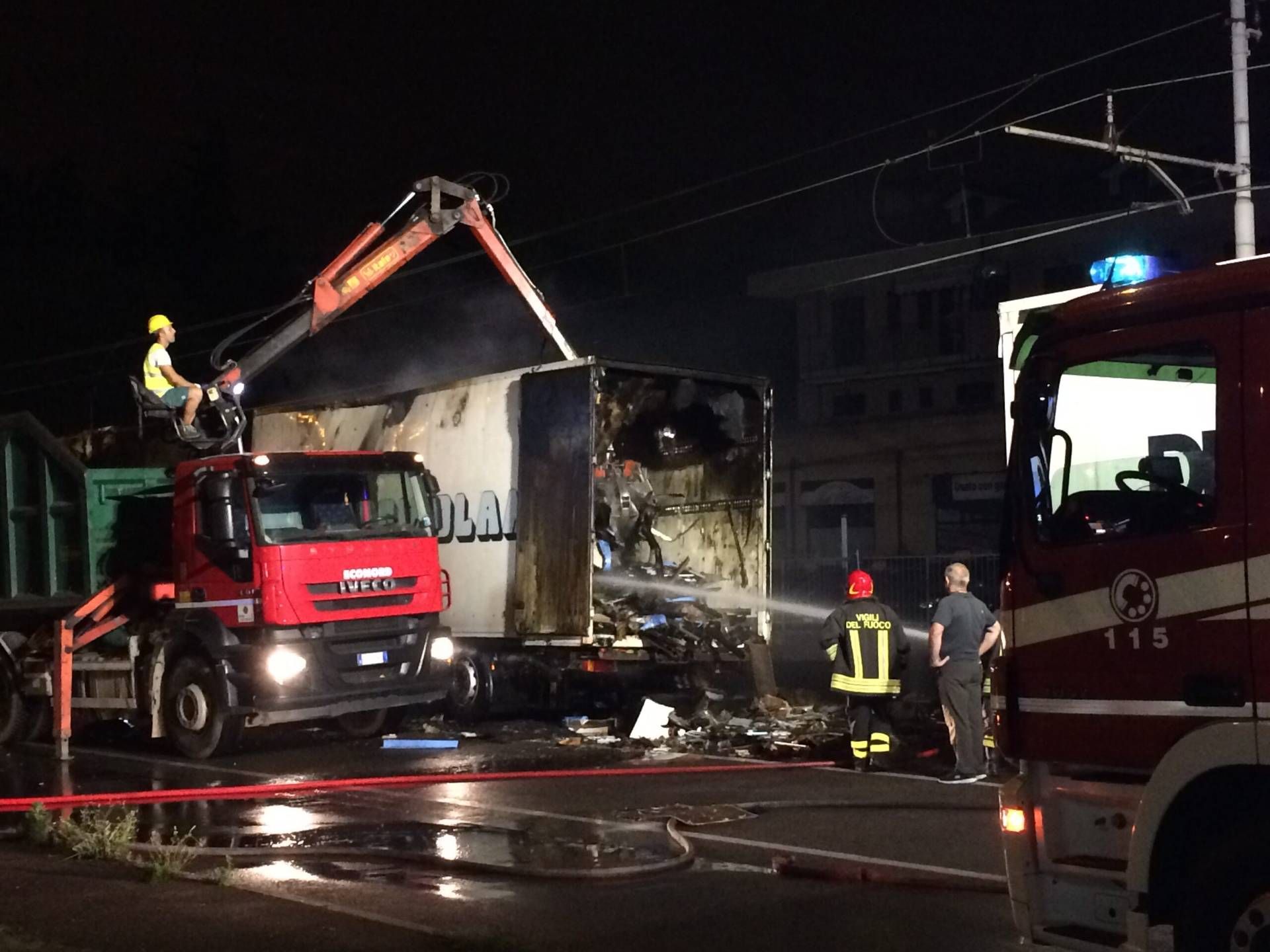 Camion in fiamme, nottata di lavoro tra Paderno e Senago: verifiche alla tranvia Milano-Limbiate VIDEO IMG 5293 scaled