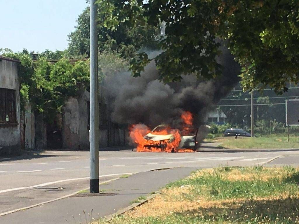 Paderno, auto in fiamme nei pressi della Comasina: ustionato il conducente senaghese PadFuocoAuto2 1024x768