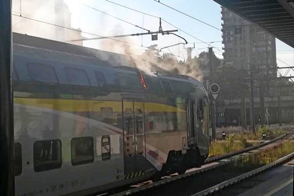 Fiamme sul treno diretto a Saronno, pompieri in azione a Milano Cadorna fiamme treno 1024x683
