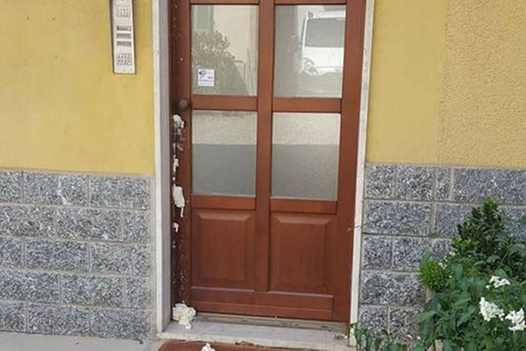 Lazzate, ancora vandalismi contro l’appartamento dei profughi: cemento nelle serrature lazzate cemento migranti 1024x683