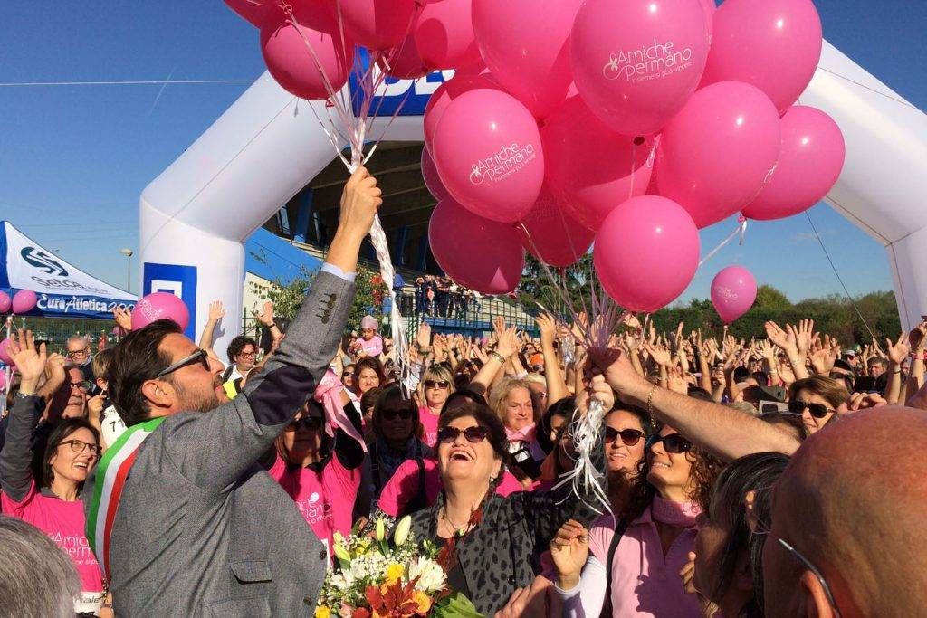 Mara Maionchi a Paderno, in duemila alla camminata con le Amiche per mano amiche per mano 1024x683