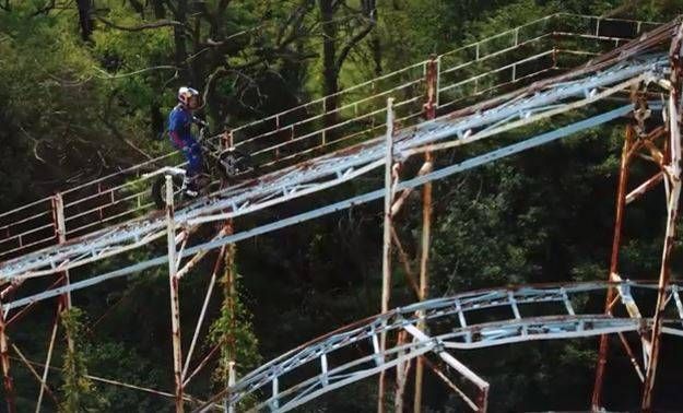 In moto sulle montagne russe abbandonate di Greenland moto montagne russe