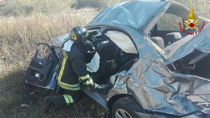 Auto fuori controllo, abbatte recinzione e si ribalta più volte vvfGallarate