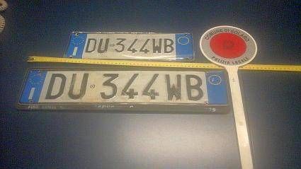 Corregge la targa col pennarello scoperto dal vigile e denunciato targa pennarello Solaro