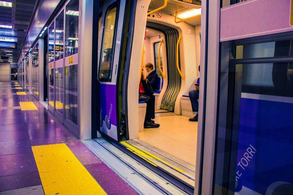 Ticket Atm da 1.50 a 2 euro: rincaro in vista per metro, bus e tram metropolitana 1024x683