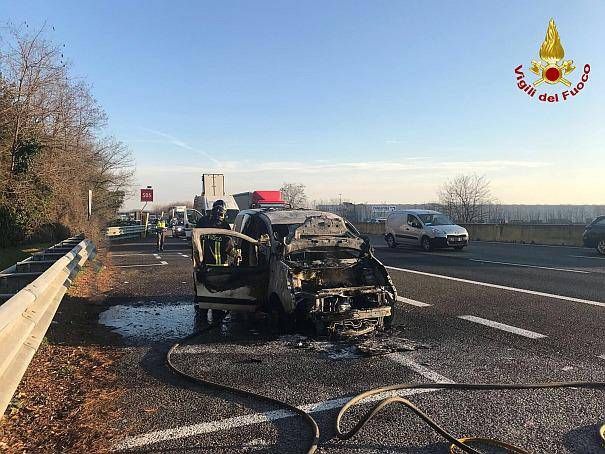 Furgoncino in fiamme in autostrada, auto precipita nella scarpata incendio origgio