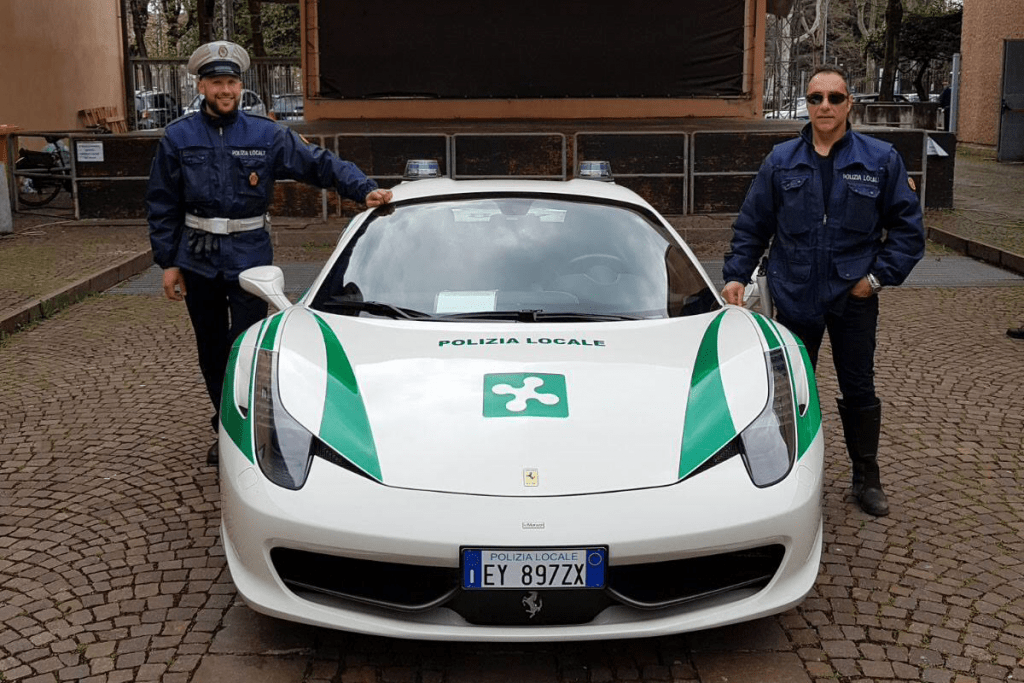Sorpresa a Saronno, è arrivata la Ferrari della Polizia Locale di Milano 545D7DC7 3AD7 4E3C 9145 0829AA1A513E 1024x683
