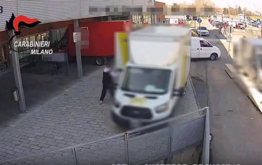 Rubavano merci in spedizione, sgominata banda di corrieri infedeli – VIDEO spedizioni