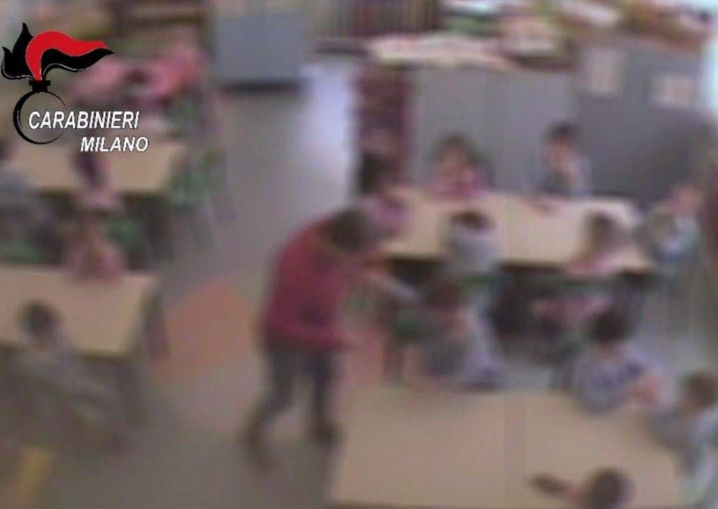 VIDEO – Bambini maltrattati nella scuola d’infanzia, insegnante 45enne agli arresti domiciliari varedo maestra video