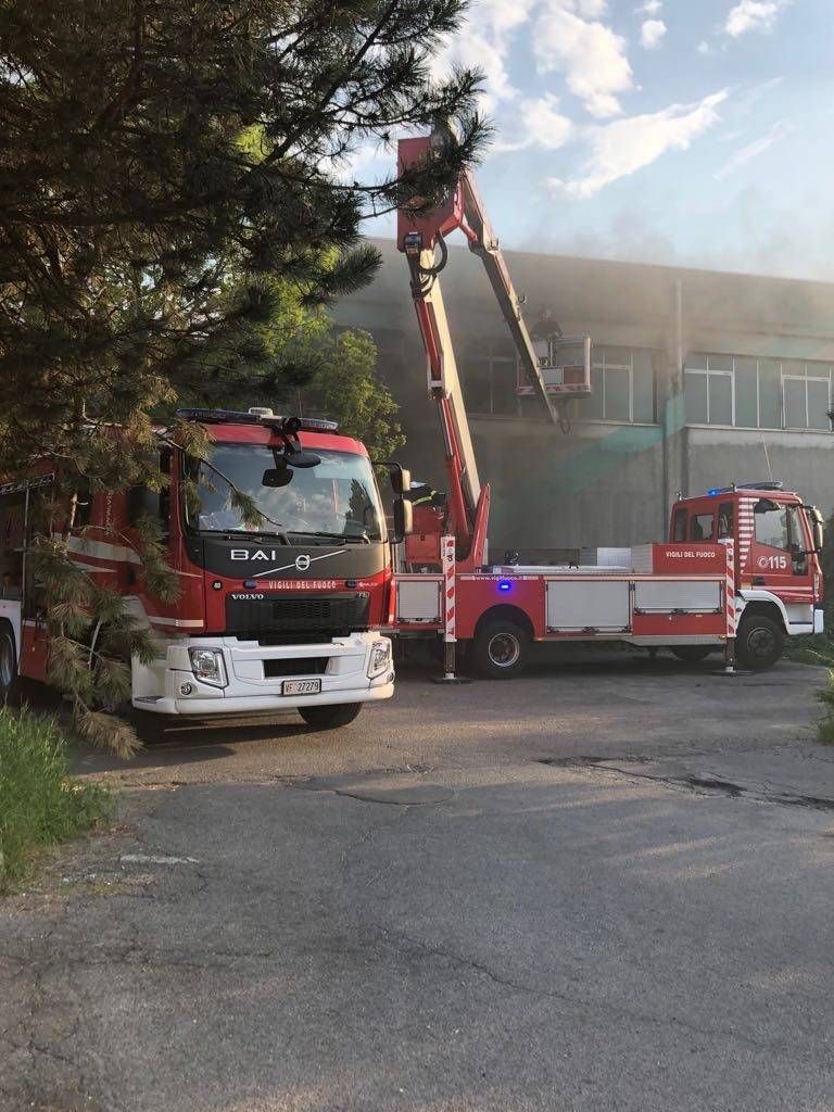 Incendio nella vecchia scuola, pompieri in azione a Limbiate pompieri Limbiate