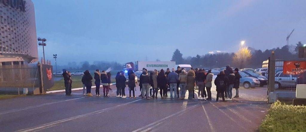 Un altro presidio alla Neo Logistica: si rischiano 130 posti di lavoro WhatsApp Image 2018 04 10 at 08.02.02 1024x443