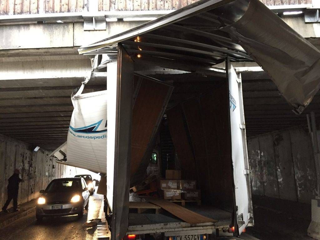 Paderno, furgone incastrato nel sottopasso della Rho-Monza 14848358 6B6B 47E1 9F5A CDBDA4396833 1024x768