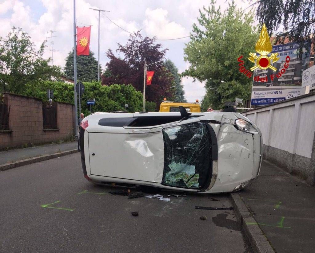 Pauroso incidente: auto si ribalta 2F9E74F4 06BD 4A9E A8D6 B74E1E38D6E3 1024x824