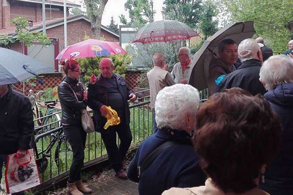 cesate coda sacchi rifiuti 1024x683