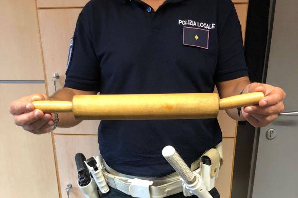 Paderno, esasperata dall’ex compagno: lite a colpi di mattarello mattarello polizia locale 1024x683