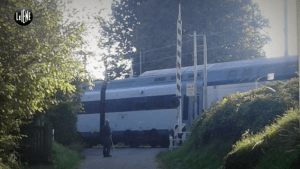 treno figlio passaggio a livello 300x169