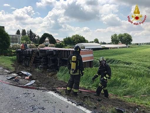 Frontale: si rovescia camion con prodotti tossici, chiusa la Varesina a Tradate – VIDEO Tradate Vigili del fuoco