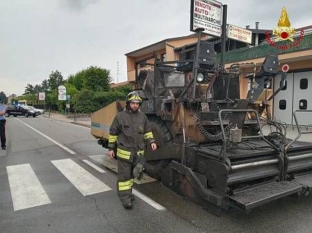 Asfaltatrice prende fuoco, intervento dei pompieri a Olgiate Olona asfaltatrice incendio