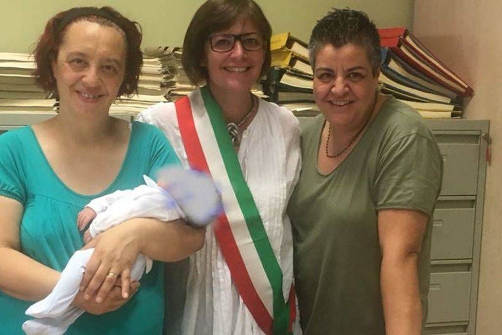 Diritti civili, è nato Noah: il primo bambino di Cormano con due mamme noah cormano mamme 1 1024x683