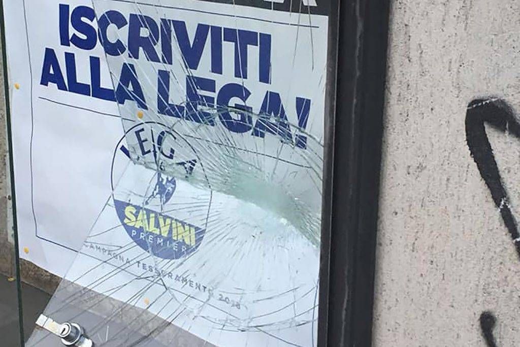Sassi contro i manifesti di Matteo Salvini, vandali alla sede della Lega di Senago sassi lega senago 1024x683