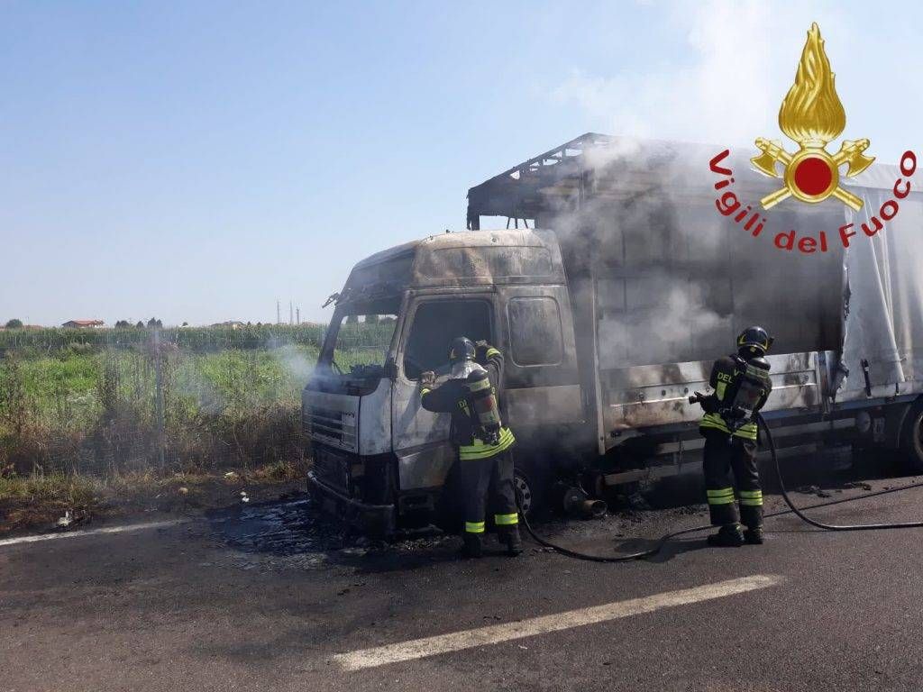 Milano Meda camion in fiamme