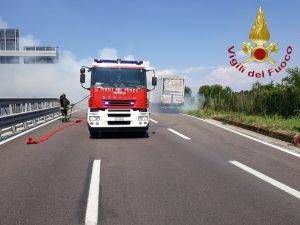 camion fiamme milano-meda