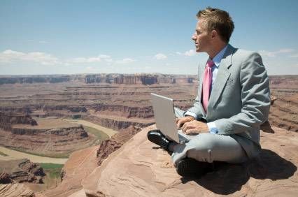 Lavorare in viaggio, occhio a sicurezza e privacy work remotely