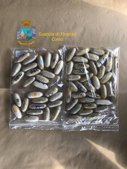 Con 80 ovuli di cocaina nello stomaco, arrestato corriere della droga ovuli
