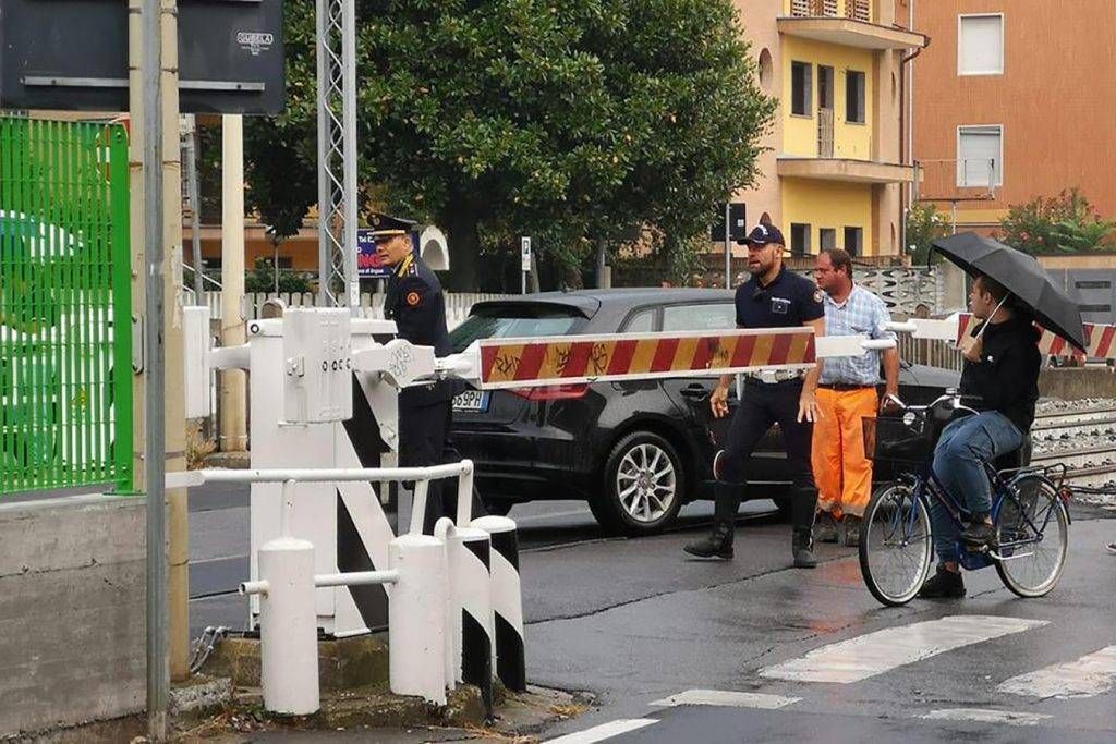 Auto nel passaggio a livello a Paderno: ritardi ai treni della Milano-Asso paderno auto passaggio livello 1024x683