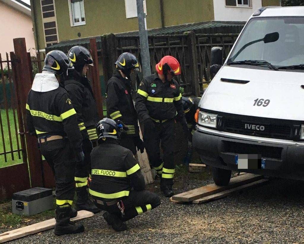 Furgone dei rifiuti sprofonda in una buca; sotto c’è una “caverna” di 30 metri quadri occhi pollini