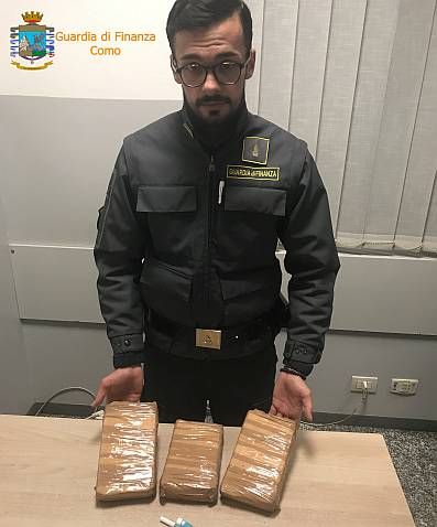 Grazie al cane Arc e ai “cacciavitisti”, bloccato in dogana con 3 kg di cocaina cacciavitisti Guardia di Finanza