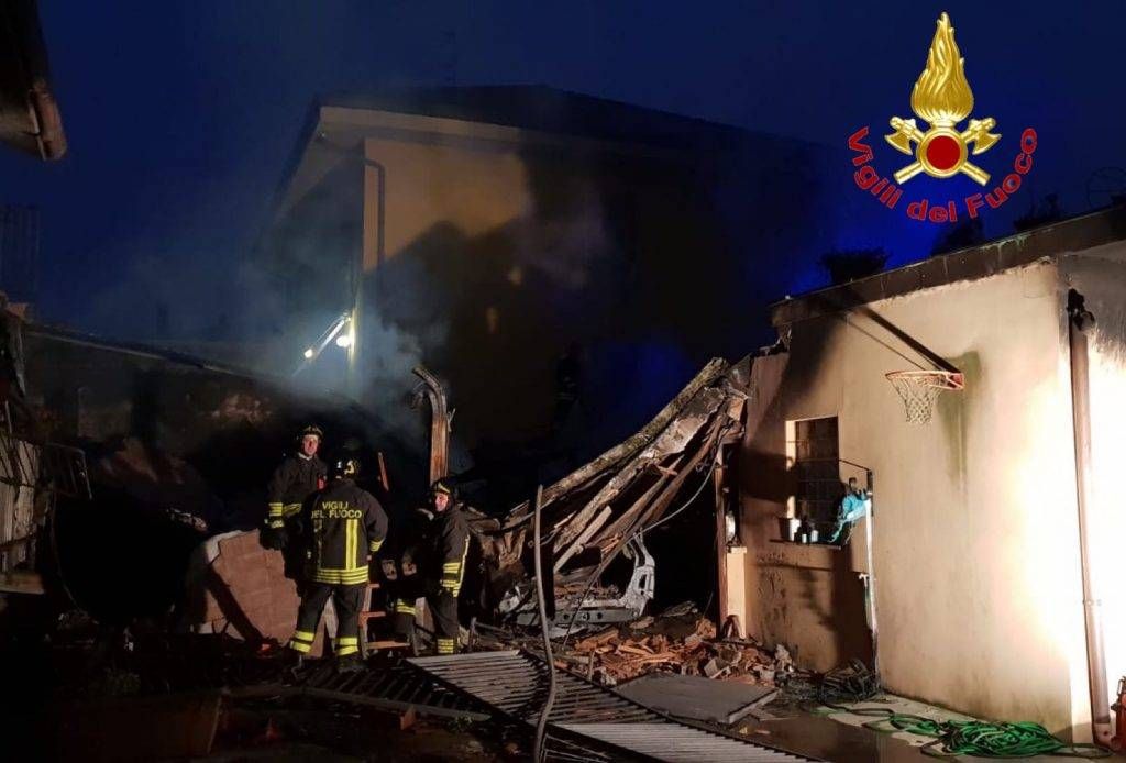Incendio in un magazzino di materiale edile a Bollate PHOTO 2018 11 19 07 53 49 1024x694