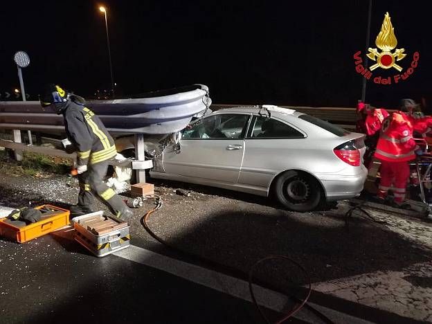 Perde il controllo dell’auto e finisce sotto il guard-rail vigili del fuoco guard rail