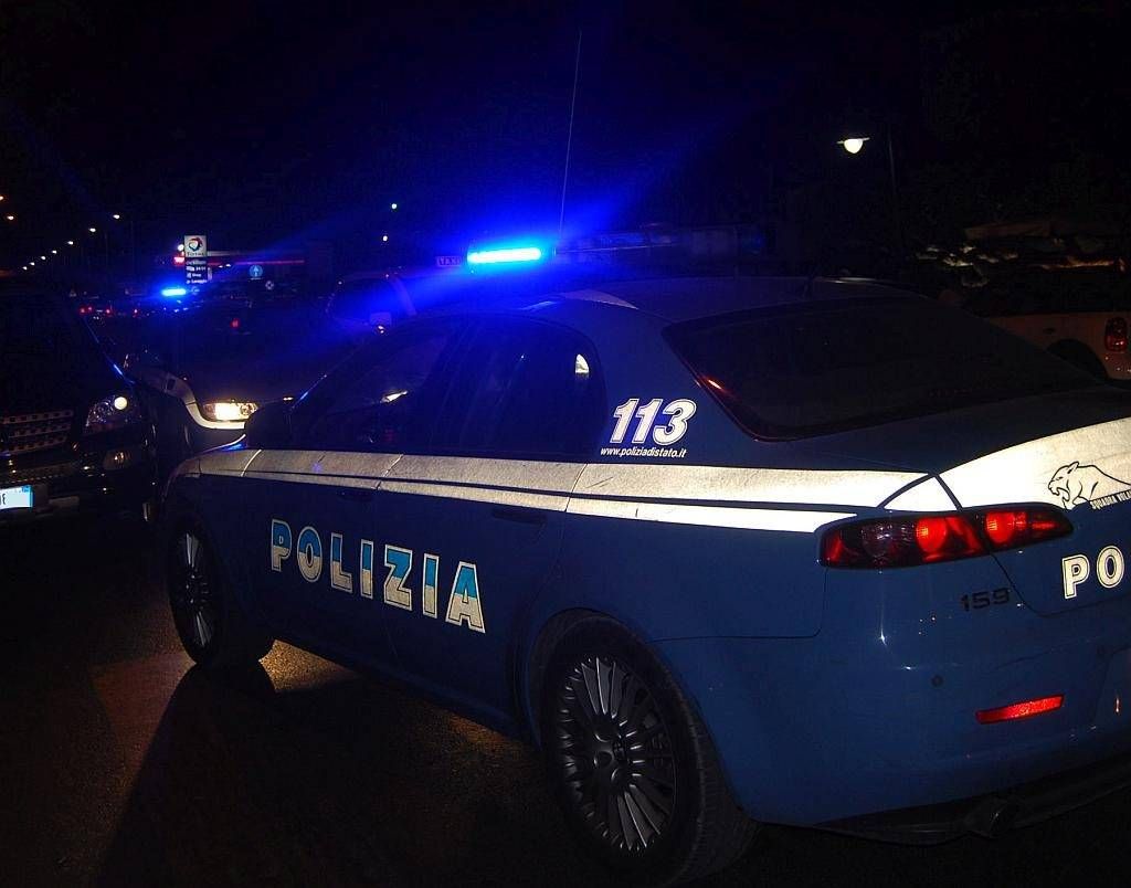Sassi contro la finestra e poi minacce di morte allo zio, 21enne in manette Polizia Cinisello