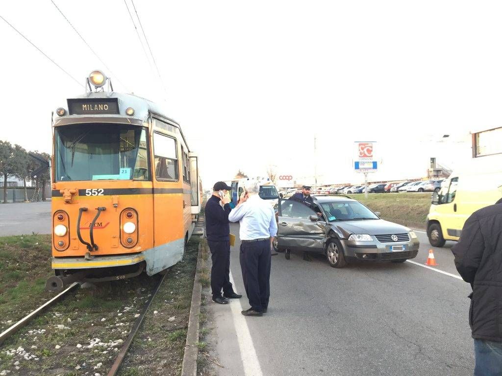 Ritardi sulla tramvia Milano-Limbiate: incidente sulla Comasina a Paderno tramvia milano limbiate paderno 2 1024x768