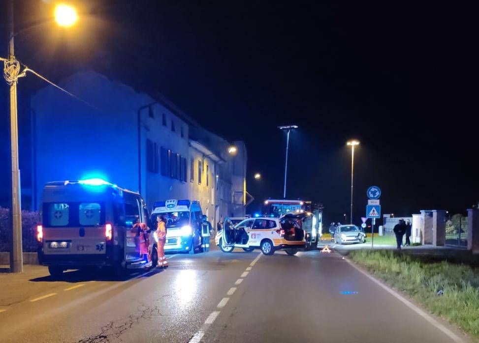 Scontro alla rotonda, auto ribaltata: Cogliate, tra i feriti anche un bambino cogliate incidente