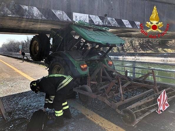 Trattore incastrato sotto un ponte, conducente 82enne in ospedale Trattore incastrato ponte