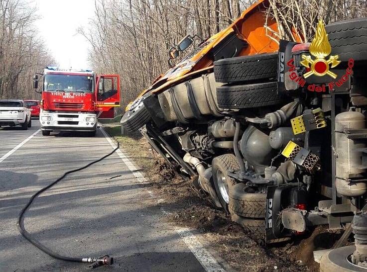 Autocisterna si ribalta a Tradate, intervengono i Vigili del fuoco autocisterna Tradate