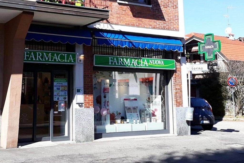 sen SECONDA sottoapertura rapinatore pronto a entrare in aziona ma farmaciste bloccano porta 1024x683