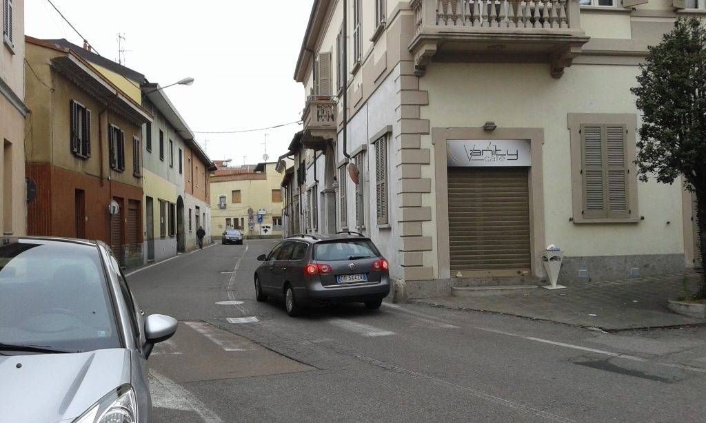 Caronno: senso unico in Corso della Vittoria, strettoia troppo pericolosa? corso della vittoria strettoia 1024x614